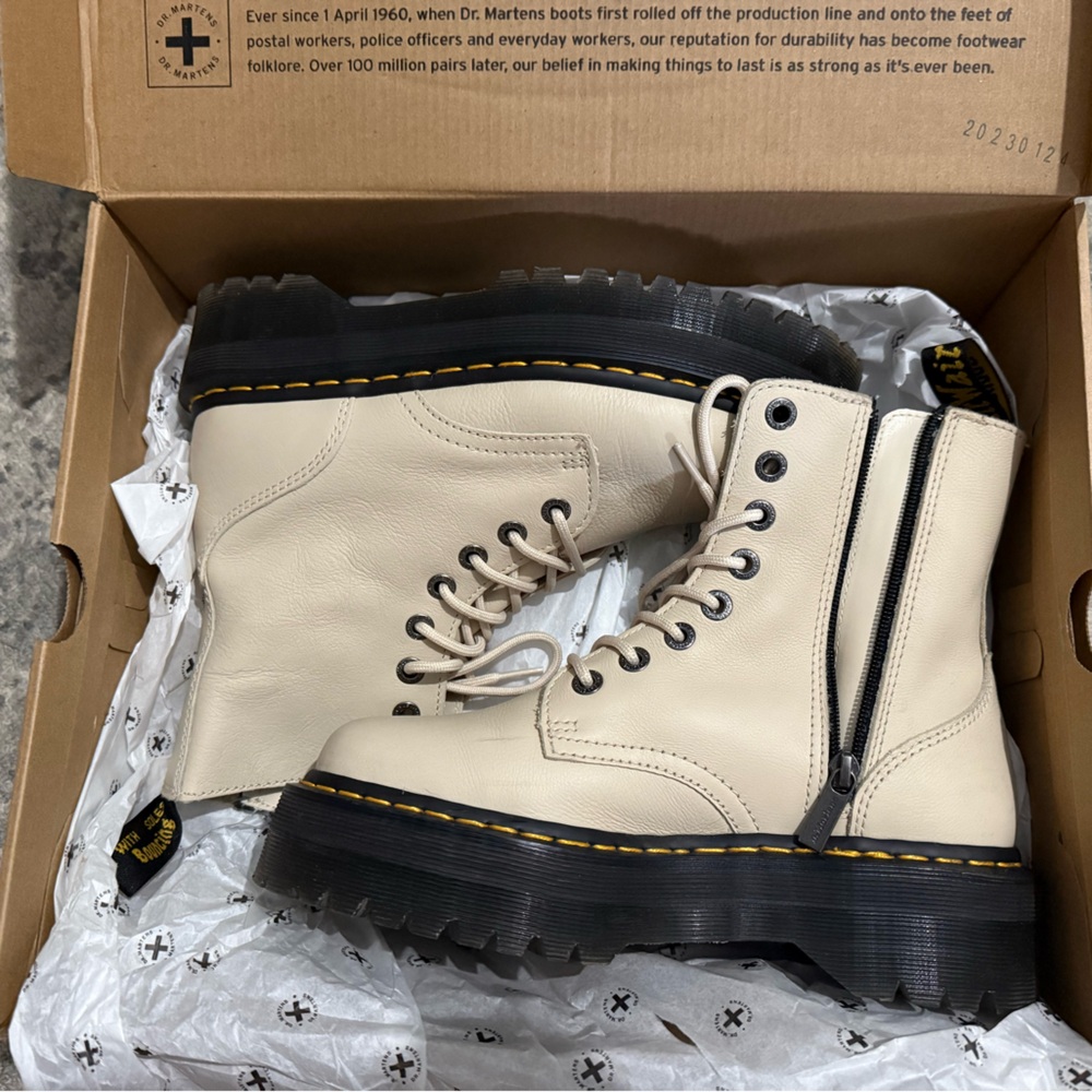 Dr.Martens Platform Jadon III Parchment Beige Boots